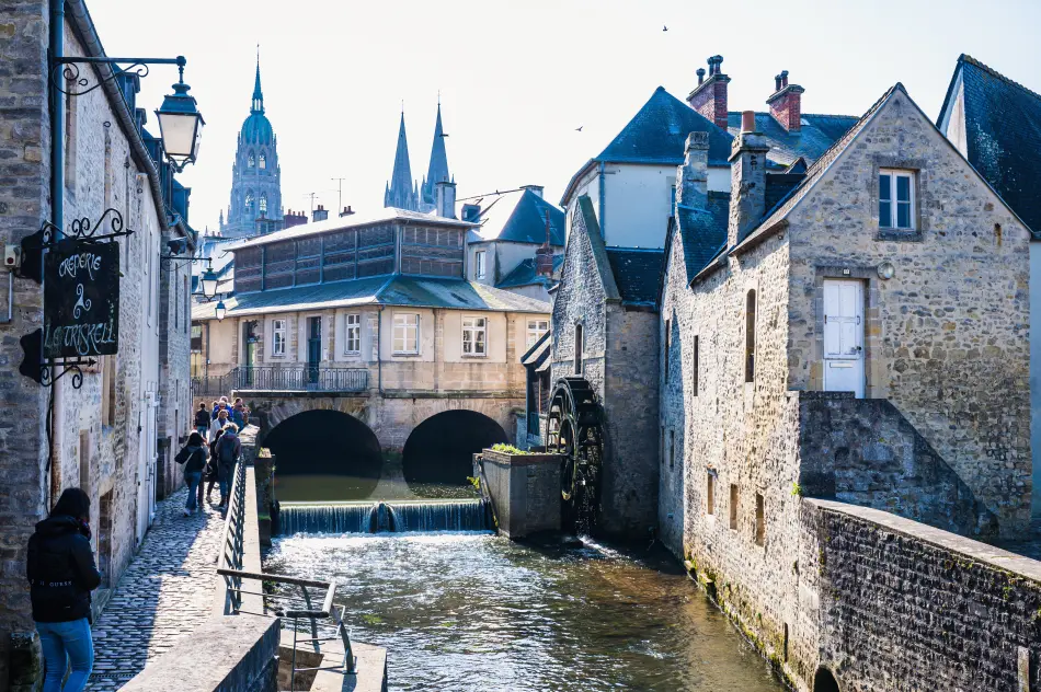 Bayeux, les bords de l'Aure et la Cathédrale 
