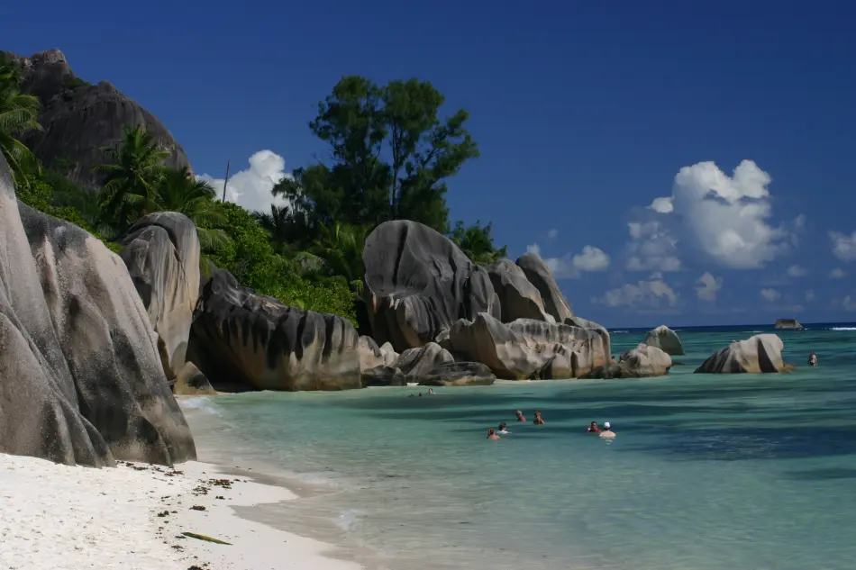 Rocher et plage de sable blanc